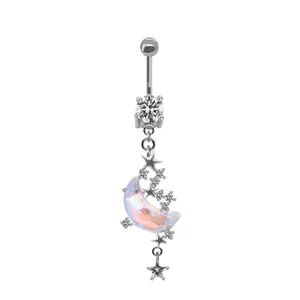 Detail eines Bauchnabelpiercings mit holografischem Mondanhänger und glänzenden Sternen