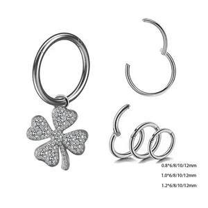 Set piercing in acciaio argento con ciondolo a quadrifoglio e anelli di varie dimensioni