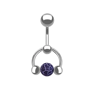 Nahaufnahme von silbernem Bauchnabelpiercing aus Edelstahl mit lila Naturstein-Perle