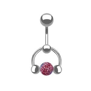 Detailansicht Bauchnabelpiercing aus Edelstahl mit rotem Naturstein und gebogenem Stab
