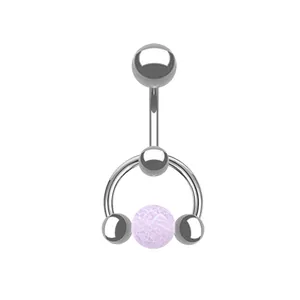 Detailansicht eines silbernen Bauchnabelpiercings mit lila Natursteinperle aus Edelstahl