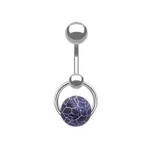 Detaillierte Makroansicht von Silber-Bauchnabelpiercing mit lila Marmorstein im Ring