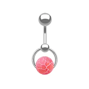Detail eines Bauchnabelpiercings aus Edelstahl mit einem rosa Naturstein-Anhänger