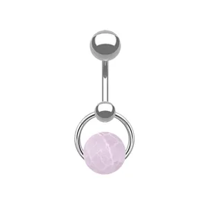 Detailaufnahme eines Bauchnabelpiercings aus Edelstahl mit facettiertem rosa Stein