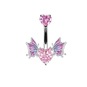 Dettaglio del piercing all'ombelico con cuore rosa e ali di farfalla in smalto viola