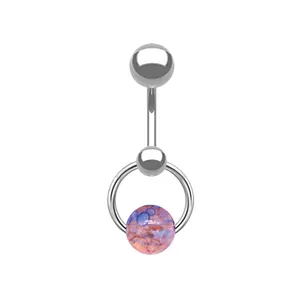 Detailaufnahme eines Bauchnabelpiercings aus Edelstahl mit einer marmorierten Kunstharzperle
