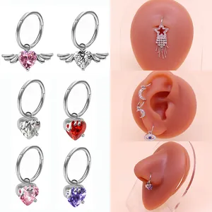 Vista dettagliata di set di gioielli per piercing a farfalla e cuore con zirconi