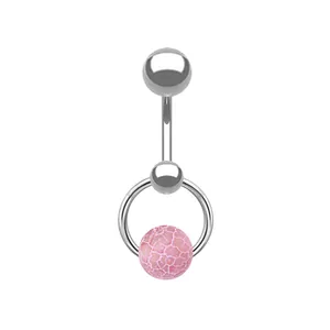 Bauchnabelpiercing aus Edelstahl mit einem Anhänger aus rosa Naturstein mit Rissen