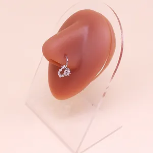 Vista macro dell'anello da setto argento con cristalli floreali e piccole perle