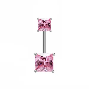 Dettaglio del piercing all'ombelico in argento con cristalli di zirconia rosa taglio quadrato
