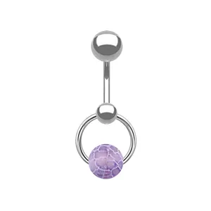 Detailansicht eines silbernen Bauchnabelpiercings mit violetter Perle mit Rissstruktur