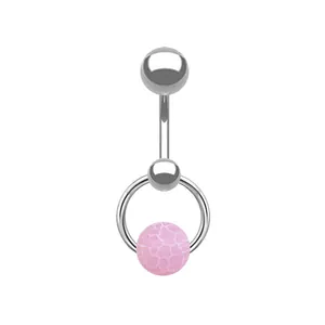 Makroaufnahme von Bauchnabelpiercing aus Edelstahl mit rosa Marmor-Steinanhänger