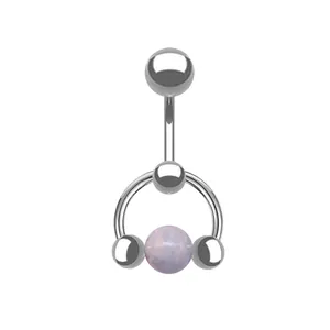 Makroaufnahme Bauchnabelpiercing aus Edelstahl mit lila Marmorsteinverzierung im Detail