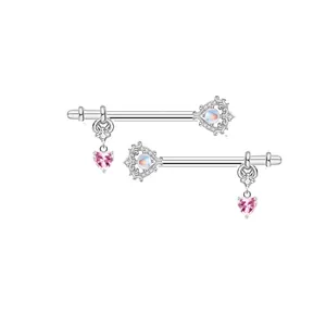 Dettaglio piercing capezzolo a chiave argento con gemma blu e ciondolo a cuore rosa