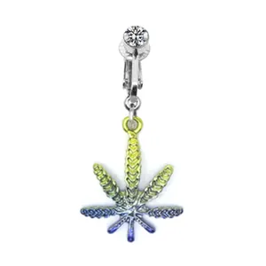 Detail eines Blatt-Clip-Ohrrings mit blauem Farbverlauf und funkelndem Zirkoniastein