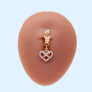 Nahaufnahme von goldenem Bauchnabelpiercing mit Schmetterling und Kristallen