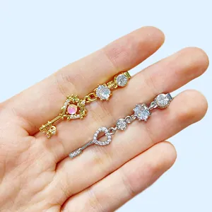 Detailansicht herzförmiger Bauchnabelpiercings in Gold und Silber mit Zirkonia-Inlay