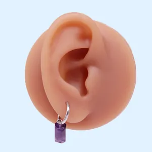 Dettaglio di orecchini d'argento con pendente rettangolare in pietra viola trasparente