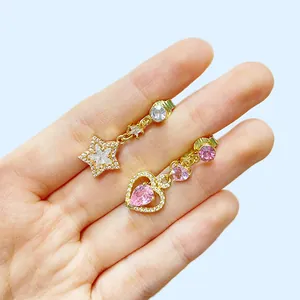 Detailansicht der Ohrring-Sets mit Herz und Stern aus rosa und weißen Zirkonia