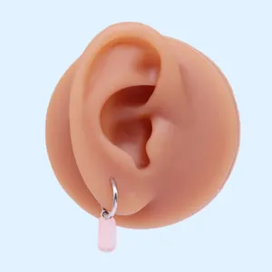 Dettaglio dell'orecchino con pendente rettangolare rosa traslucido e cerchio d'argento
