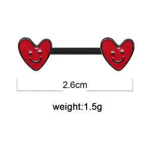 Nahaufnahme von rotem Herz-Brustwarzenpiercing mit Smiley und Längenangabe von 2,6 cm