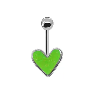 Dettaglio macro del piercing all'ombelico a cuore argento con intarsio in resina verde