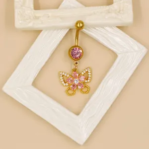 Vue détaillée du piercing nombril papillon doré avec cristaux roses et pavage brillant