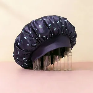 Gorro de dormir elástico de satén morado oscuro con estampado de cerezas