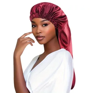 Détail du bonnet de nuit long en satin bordeaux pour protéger les cheveux longs