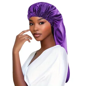 Vue détaillée du long bonnet de nuit en satin violet pour femmes porté par un modèle