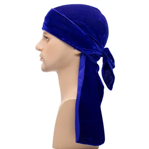 Dunkelblauer Velvet-Durag mit langem Band auf einem Mannequin-Kopf in der Seitenansicht