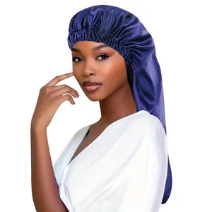 Détail du bonnet de nuit long en satin bleu marine avec bande élastique protectrice