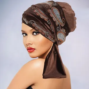 Detail von Samt-Turban mit aufwendigen Paisley-Strasssteinen und elegantem Seitenfall