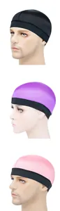 Dettaglio di cappucci wave in seta sintetica nero, viola e rosa con fascia elastica