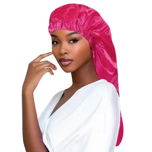 Détail du long bonnet en satin rose avec bande élastique pour protéger les cheveux