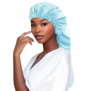 Détail du bonnet de nuit en satin bleu clair avec bandeau élastique et tissu soyeux long