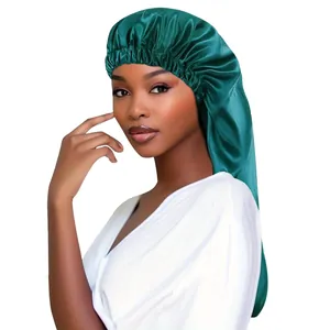 Détail macro du bonnet en satin vert émeraude brillant avec texture lisse et bord élastique