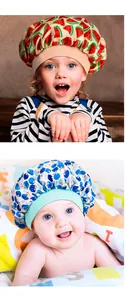 Details von Baby-Schlafmützen aus Satin mit elastischem Band und bunten Obstmustern