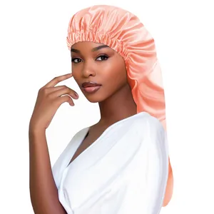 Détail du bonnet de nuit long en satin corail avec bandeau élastique pour cheveux longs