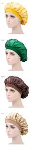 Comparaison détaillée des bonnets en satin en or, vert, café et tissu de soie kaki