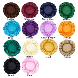 Bonnets de nuit en satin élastique présentés en 14 couleurs sur fond blanc propre