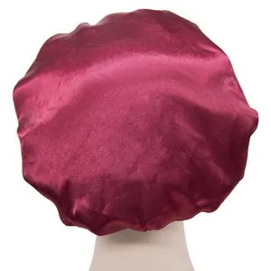 Bonnet de nuit en satin de soie bordeaux pour femmes avec bande élastique sur mannequin