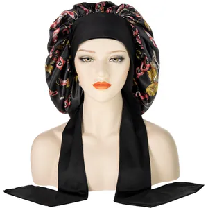 Schwarze Satin-Schlafhaube mit goldenem Quastenmuster und langen Bändern für Haarpflege