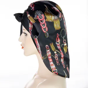 Schwarze Satin-Schlafhaube mit Kettenmuster und breiten Bändern für langes Haar