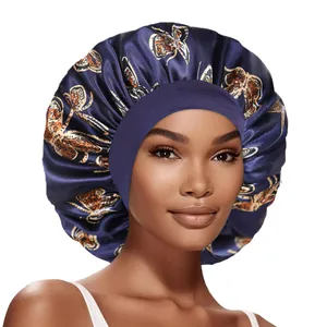 Détail du bonnet de nuit en satin bleu avec motifs papillons orange et large bande élastique