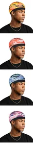 Collage verticale di quattro cuffie wave cap mimetici con fasce elastiche nere larghe