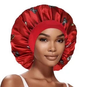 Détail du bonnet de nuit en satin rouge avec imprimé papillon et large bande élastique