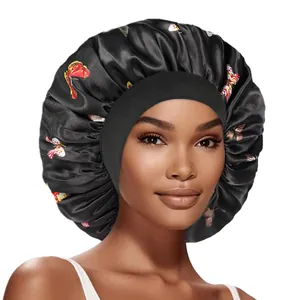 Détail du bonnet de nuit en satin noir avec imprimés papillons et large bande élastique