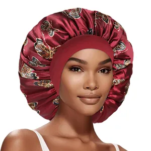 Détail du bonnet de nuit en satin bordeaux avec imprimé papillon et large bandeau élastique