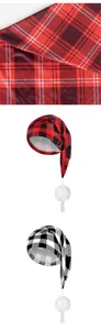 Dettaglio del cappello di Natale in raso a quadri rossi e neri con pompon bianco morbido